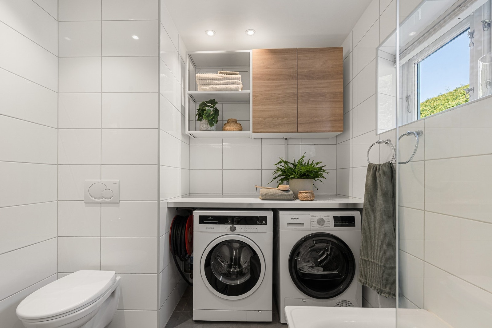 Badet har opplegg til vaskemaskin og tørketrommel. Galleribilde
