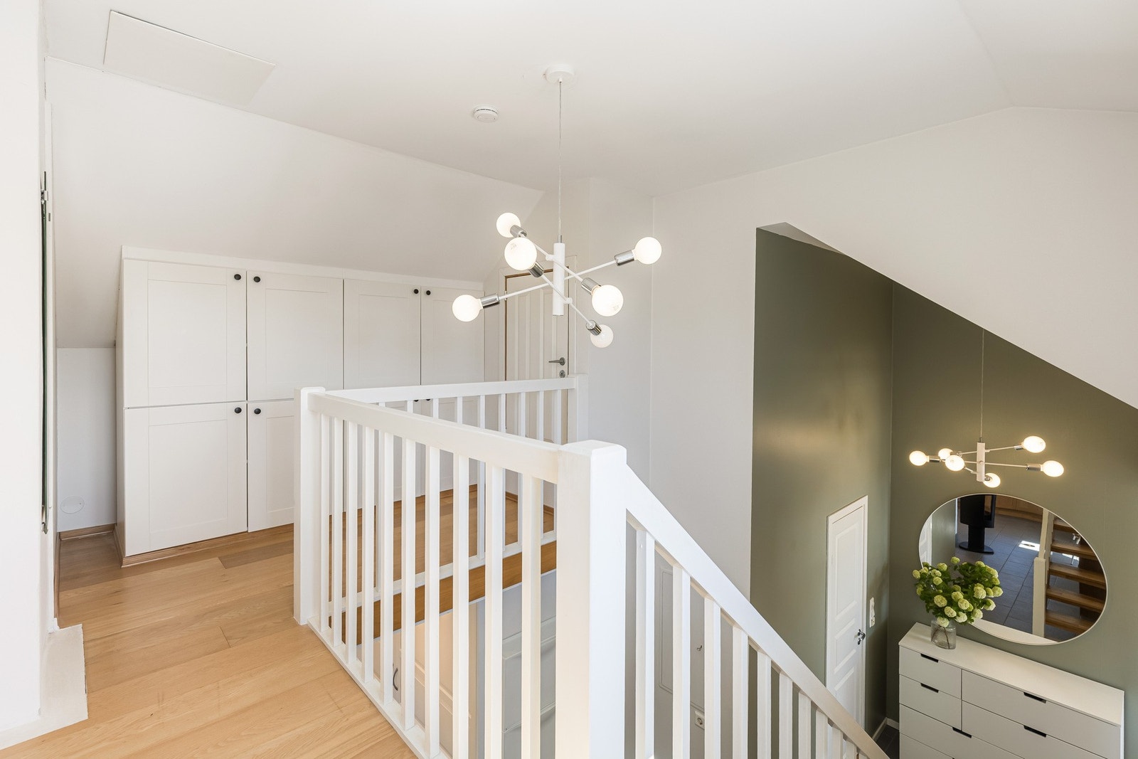 Videre fra første etasje er det trapp opp til boligens andre etasje. Galleribilde
