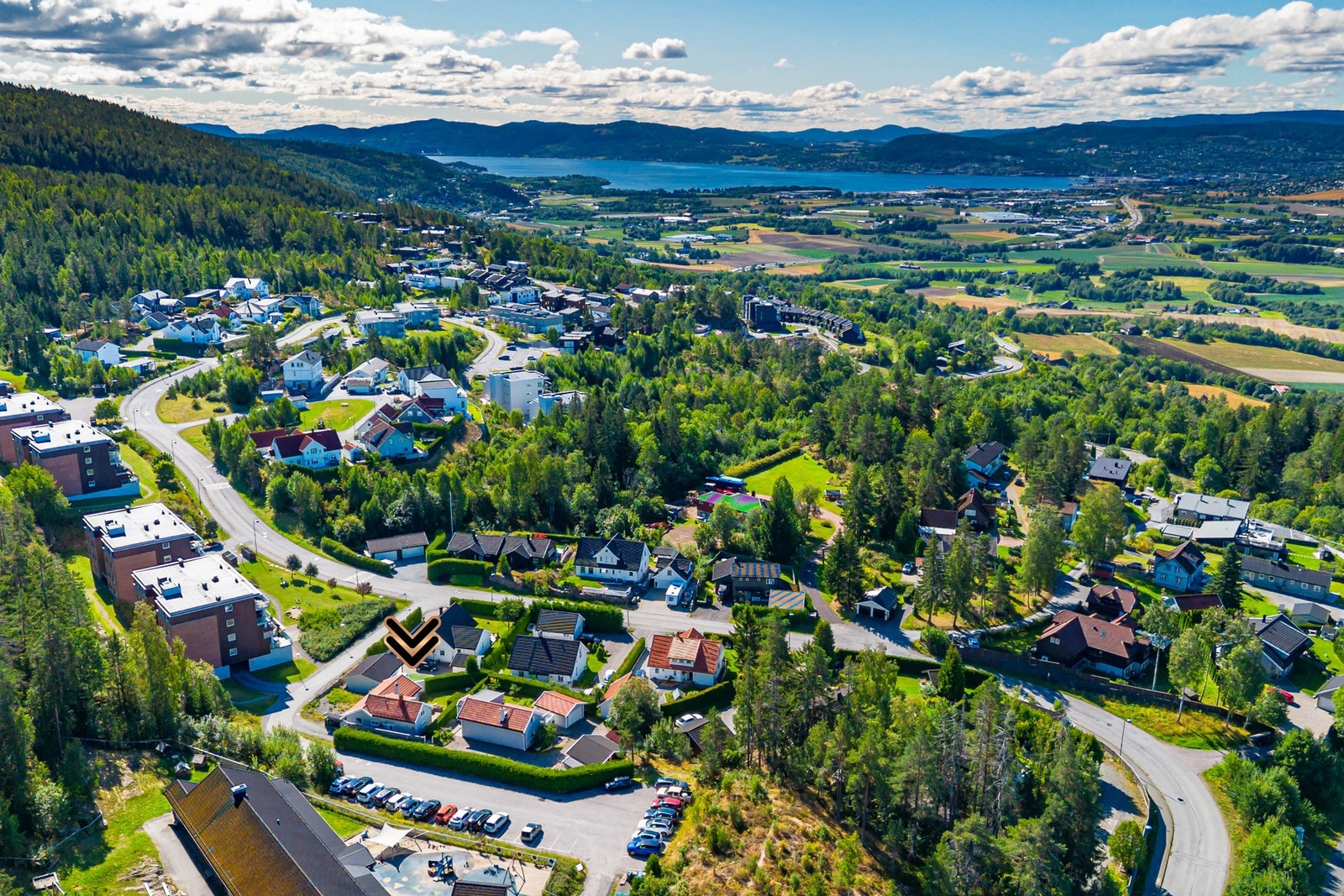 Her bor du i rolige omgivelser med kort vei til dagligvarebutikker, skoler, barnehager og kollektivtransport. Galleribilde