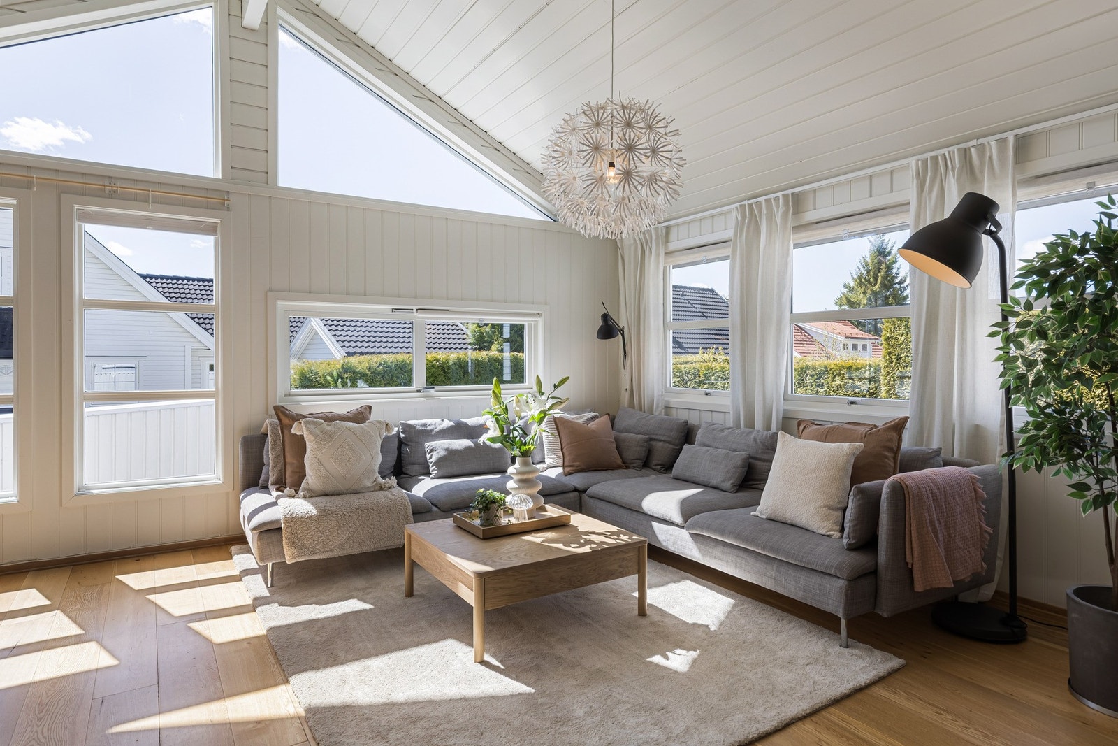 Store vindusflater slipper inn rikelig med naturlig lys og bidrar til en luftig og trivelig atmosfære. Galleribilde