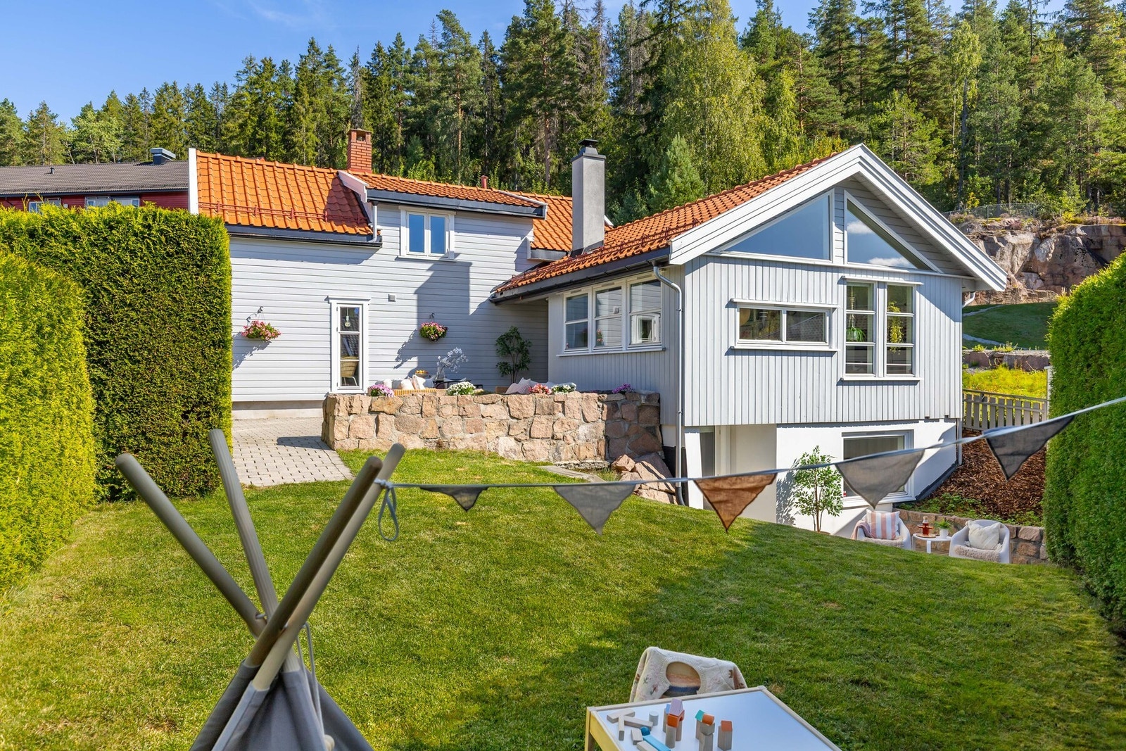 I hagen finner du flere frukttrær, blant annet eple- og plommetrær, som gir både sjarm og hyggelige sesongopplevelser. Galleribilde