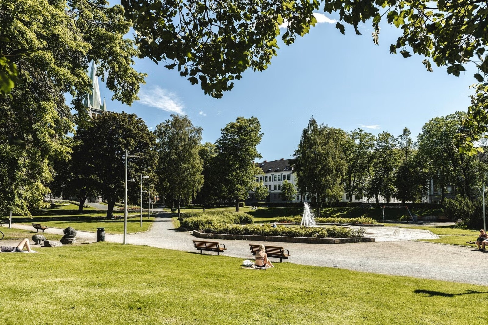 Lamoparken ligger kun en kort rusletur fra leiligheten. En park som er populær på sommerstid - her samles mange på godværsdagene Galleribilde