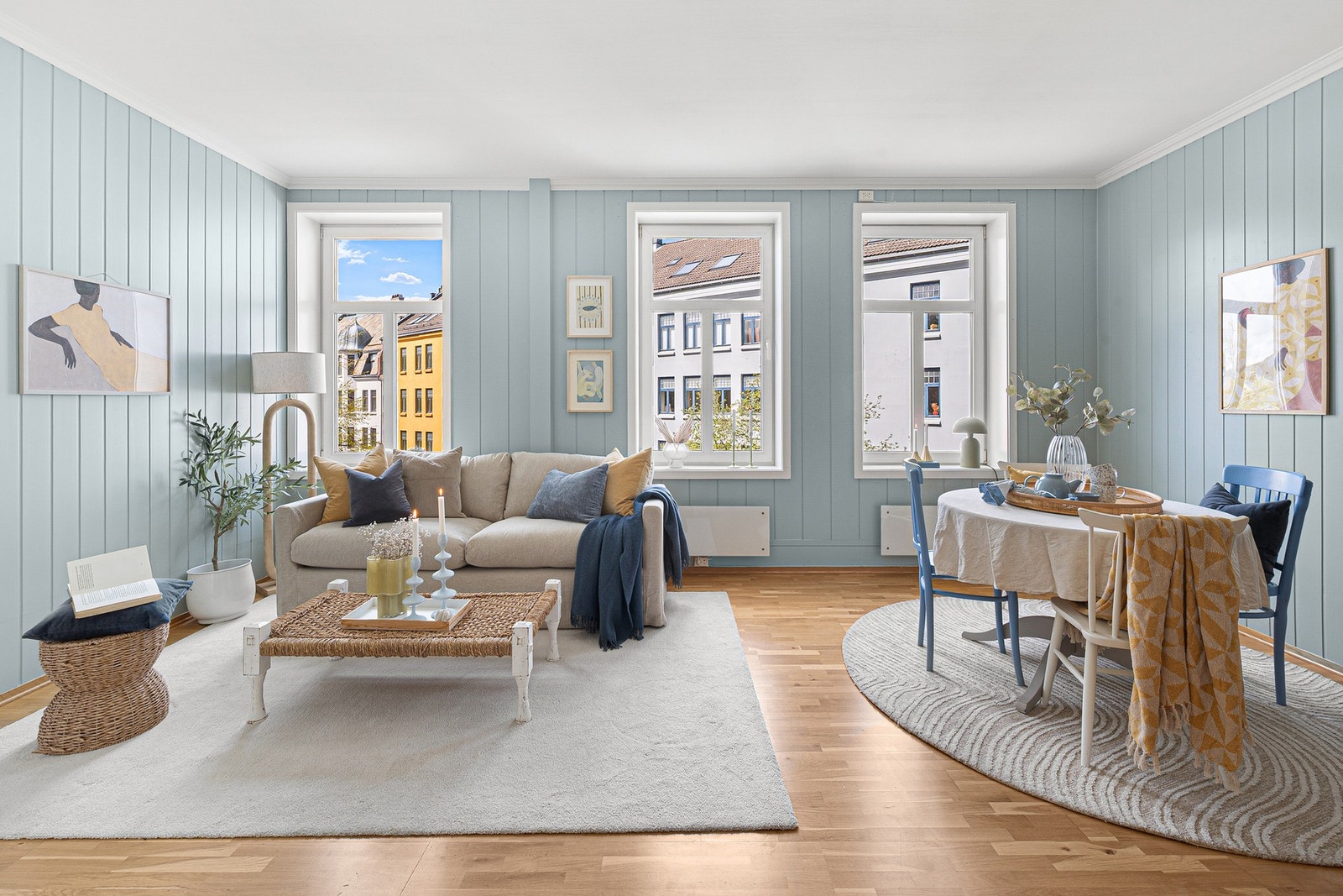 Leiligheten ligger i byggets 3. etasje, og stua og leiligheten for øvrig oppleves privat. Ingen følelse av innsyn, med snarere en følelse av åpne og fine omgivelser å hvile blikket på. Galleribilde