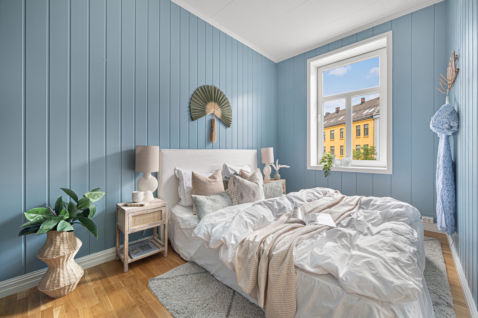 Den gode romfølelsen er også tilstede på soverommet. Her har man god plass til en større seng, samt at det finnes garderobeløsning i motsatt ende av rommet. Galleribilde