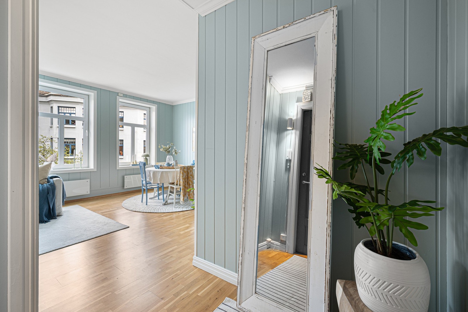 Gangen idet man kommer inn i leiligheten. Her er det plass til en garderobeløsning, ved ønske. I tillegg har leiligheten tre eksterne boder; én på loftet, én i kjeller og en liten bod ved felles trappeoppgang utenfor inngangsdøren. Galleribilde