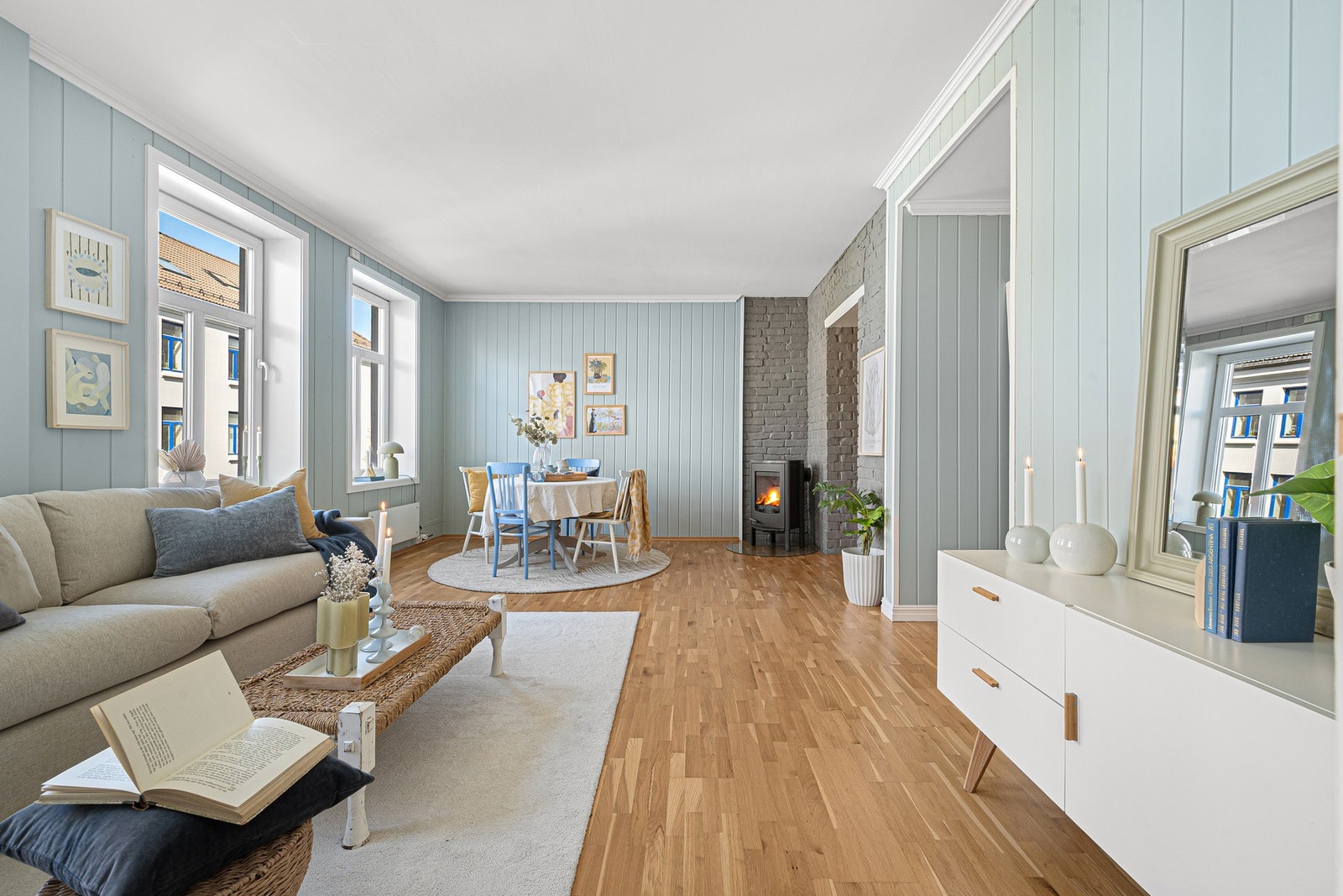 Det er god plass til en sofa- og spisegruppe i stua. Det er mulig å møblere på ulike måter, takket være den gode romstørrelsen. Galleribilde