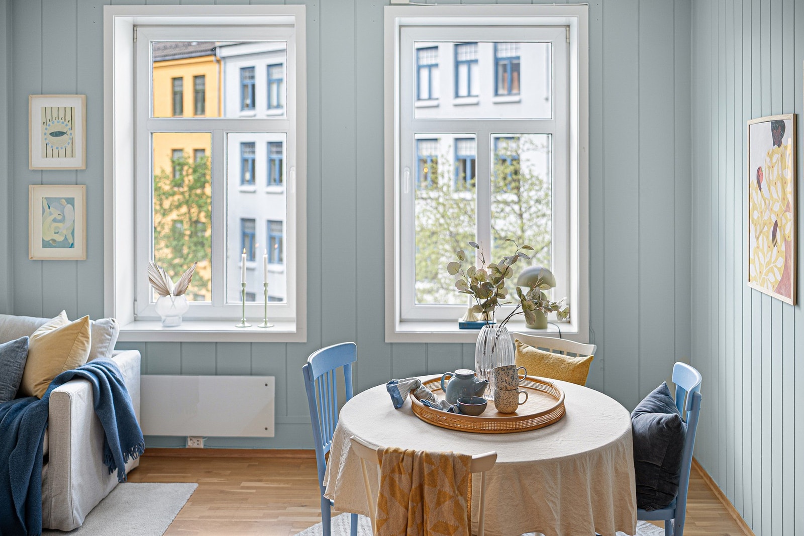 Av øvrige oppvarmingskilder finnes panelovner. Leiligheten ligger i nest øverste etasje, og slik sett har man leiligheter som varmer både nedenfra og ovenfra. Galleribilde