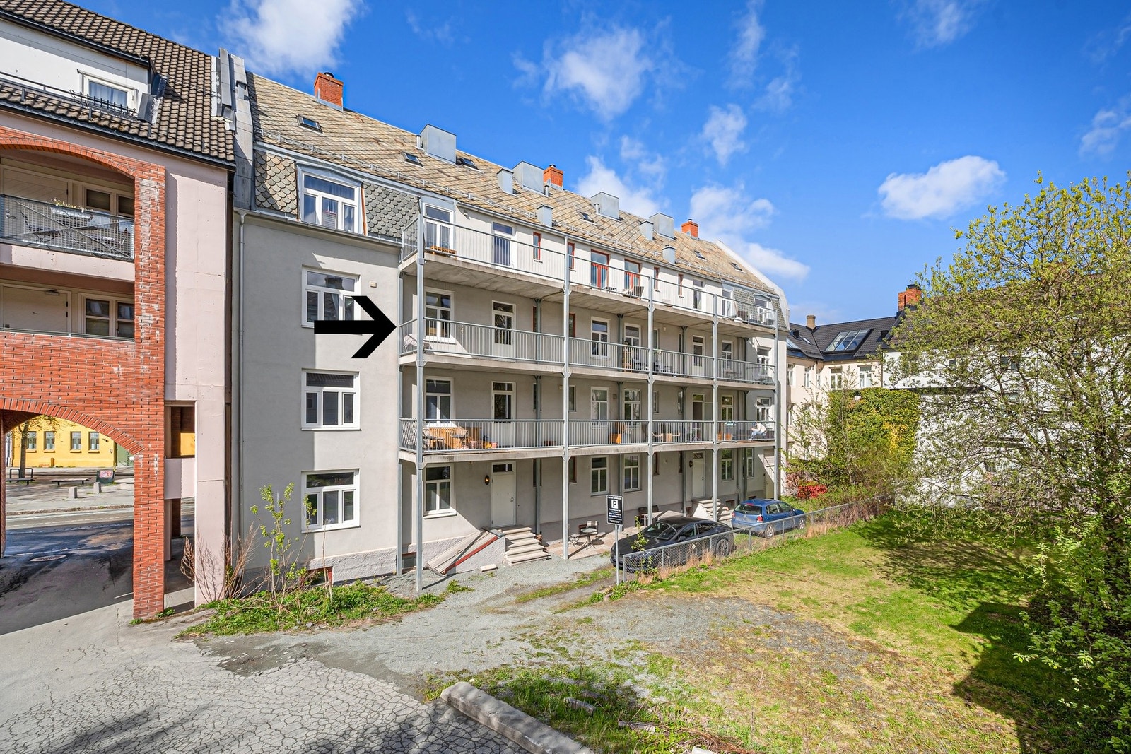 Herlig uteplass rett utenfor leiligheten. Denne vender ut mot sameiets bakgård og grønne omgivelser. I tillegg har sameiets beboere mulighet til å bruke uteplass på bakkeplan - med bl.a. spisebord og stoler. Det er totalt 15 seksjoner i sameiet. Galleribilde