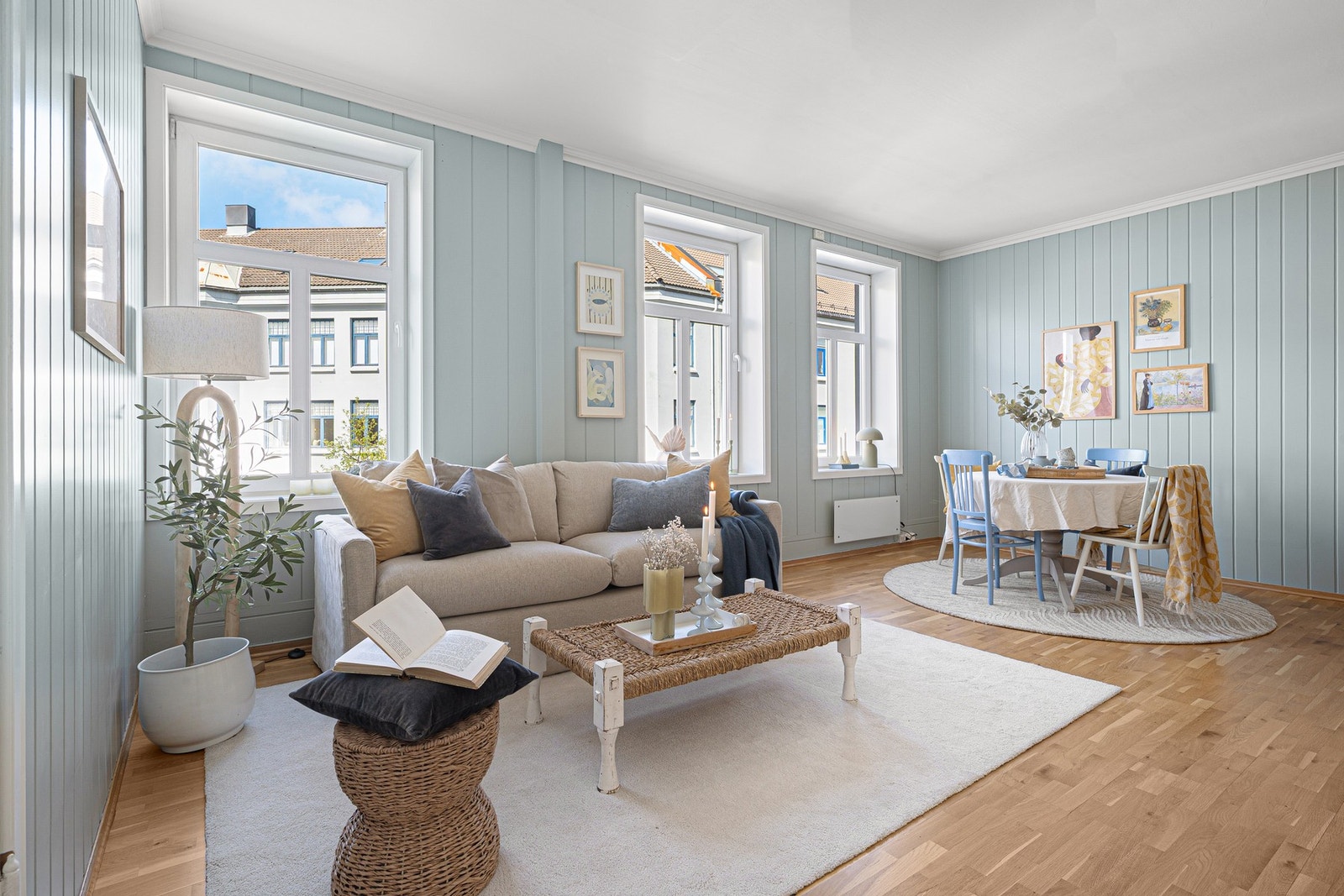 Leiligheten har et helhetlig og pent uttrykk. Her kan man flytte rett inn. Det er også lave felleskostnader, samt at andel fellesgjeld er nedbetalt. Galleribilde