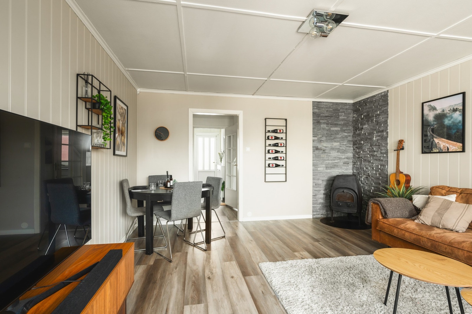 Stuen har god størrelse med god plass til spisegruppe og diverse møbler. Galleribilde