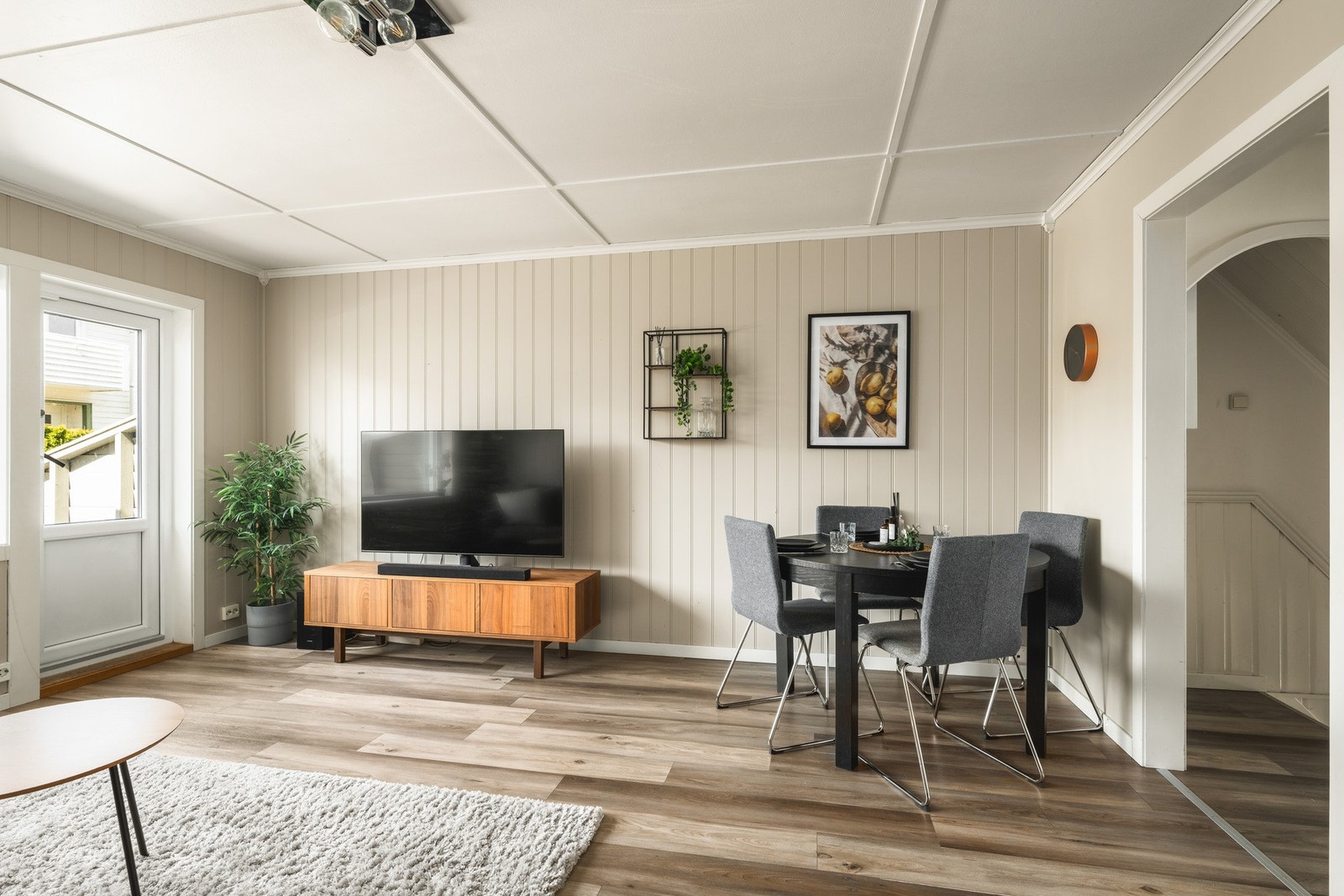De store vindusflatene gir rommet godt med naturlig lys. Galleribilde