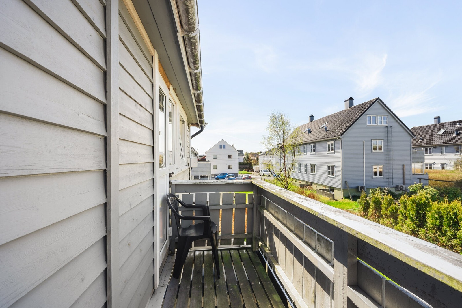 Vestvendt balkong med gode solforhold. Galleribilde