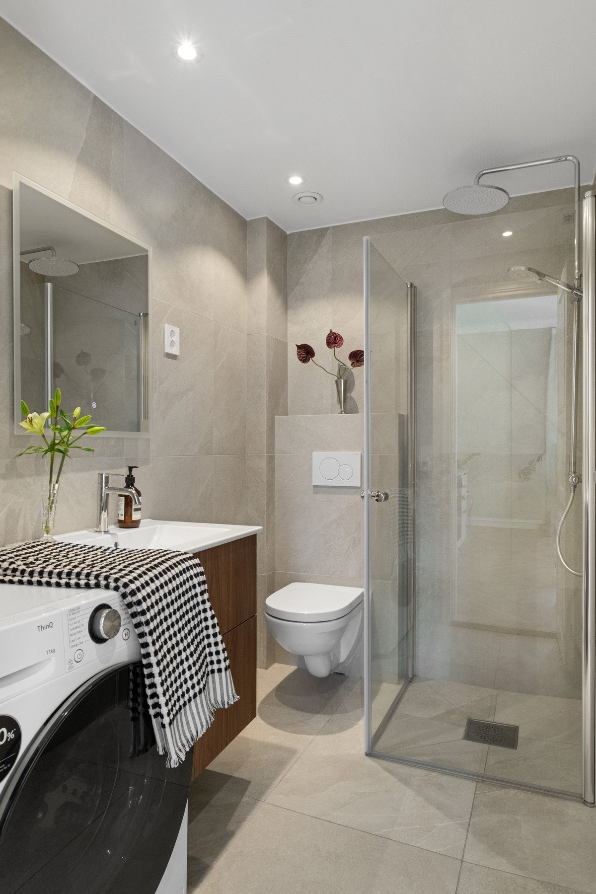 Badet var nytt i 2025, og inneholder alt man trenger for en praktisk enkel hverdag. Galleribilde