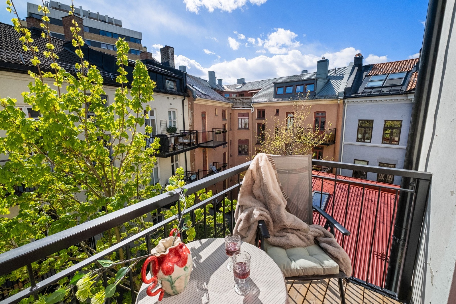 Balkongen vender mot et rolig område. Galleribilde