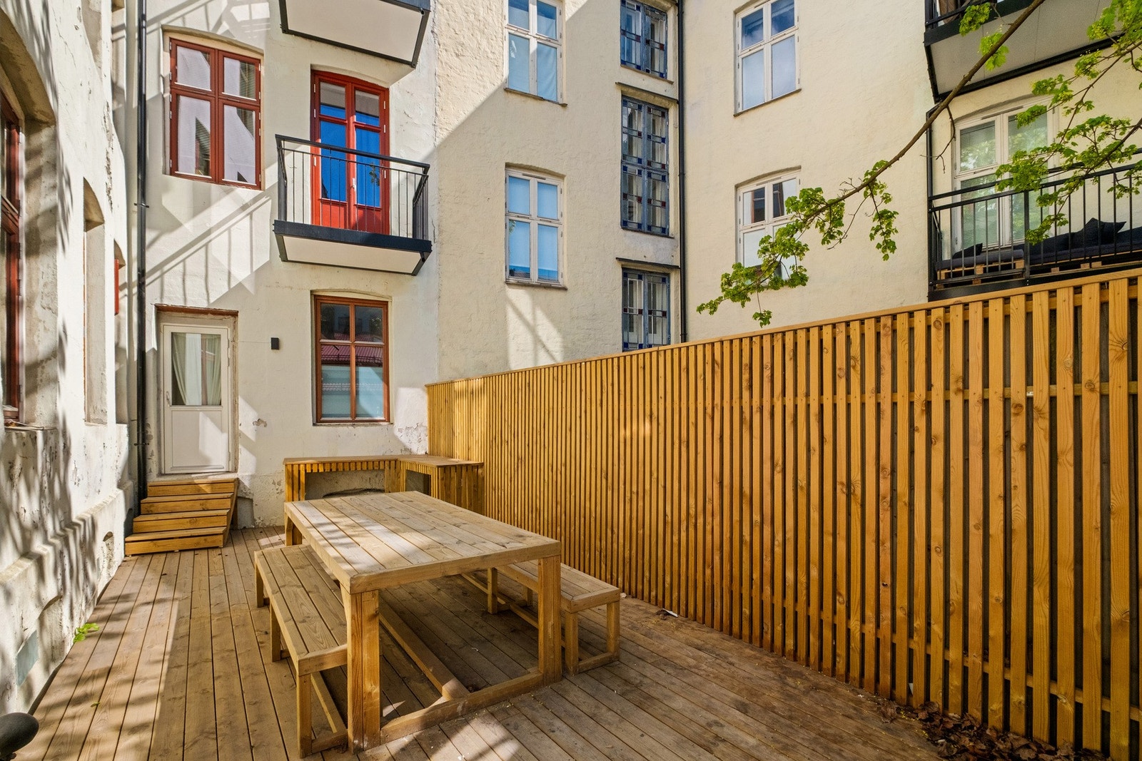 Borettslaget har en hyggelig uteplass i gårdsrommet. Galleribilde