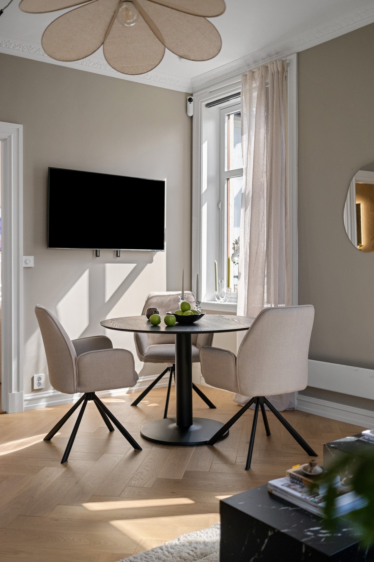 Stuen har plass til en behagelig sittegruppe og separat spisebord. Galleribilde