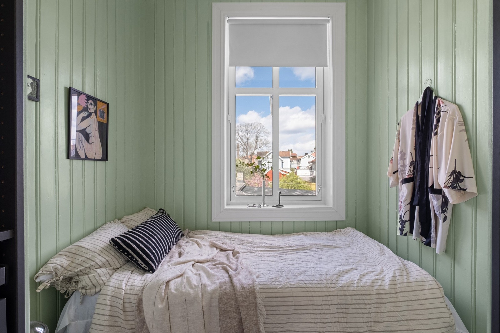 Panel på vegger og i tak skaper en lun atmosfære. Galleribilde