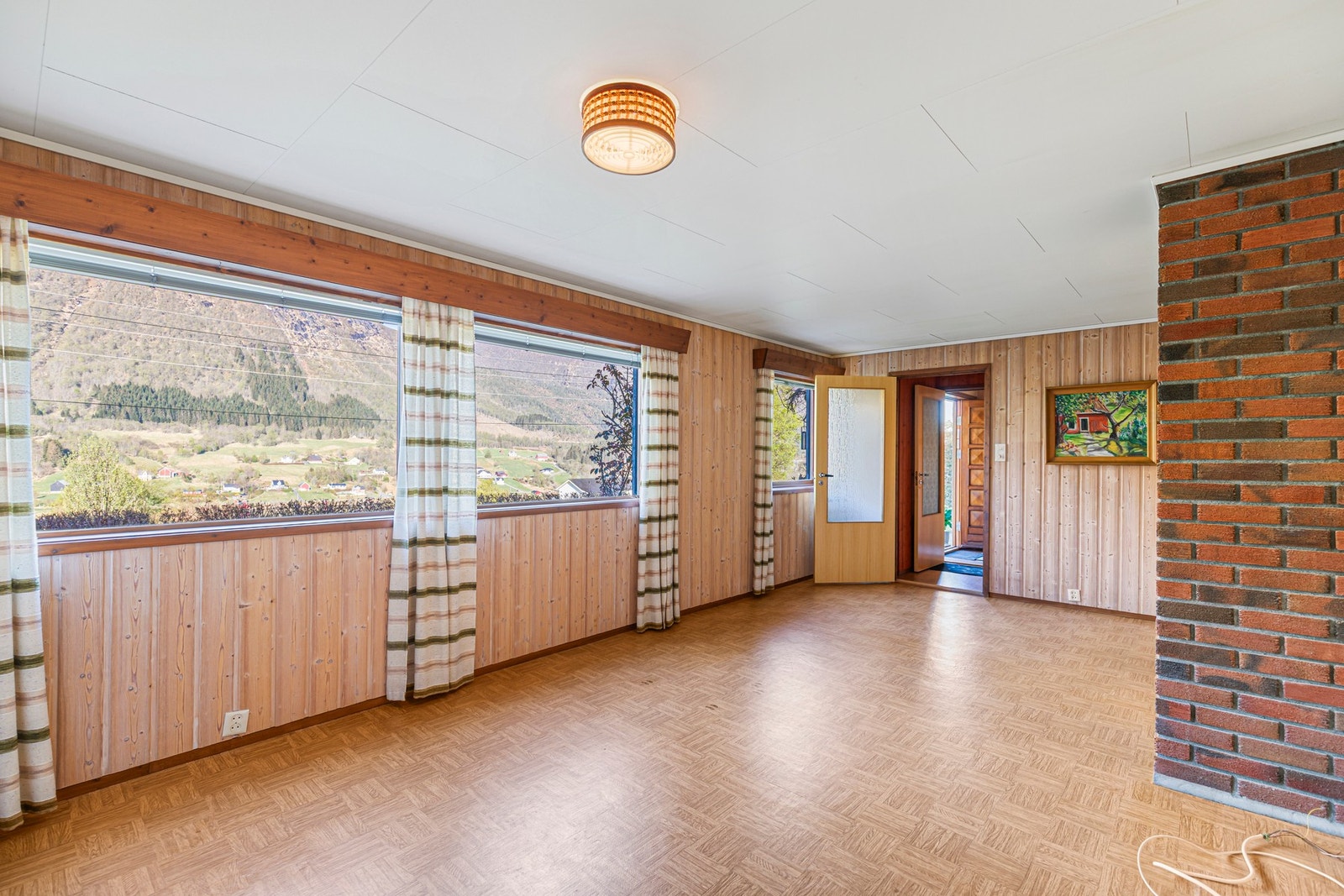 Hybelen har enkel standard med belegg på gulv og panel på vegger. Galleribilde