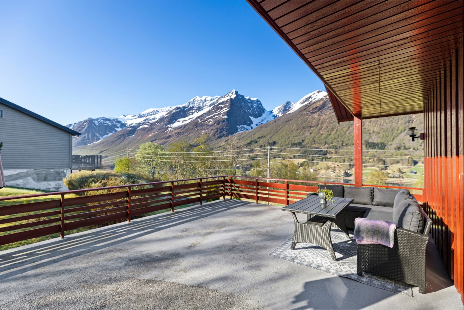 Her er det flott utsikt mot fjord og fjell. Galleribilde