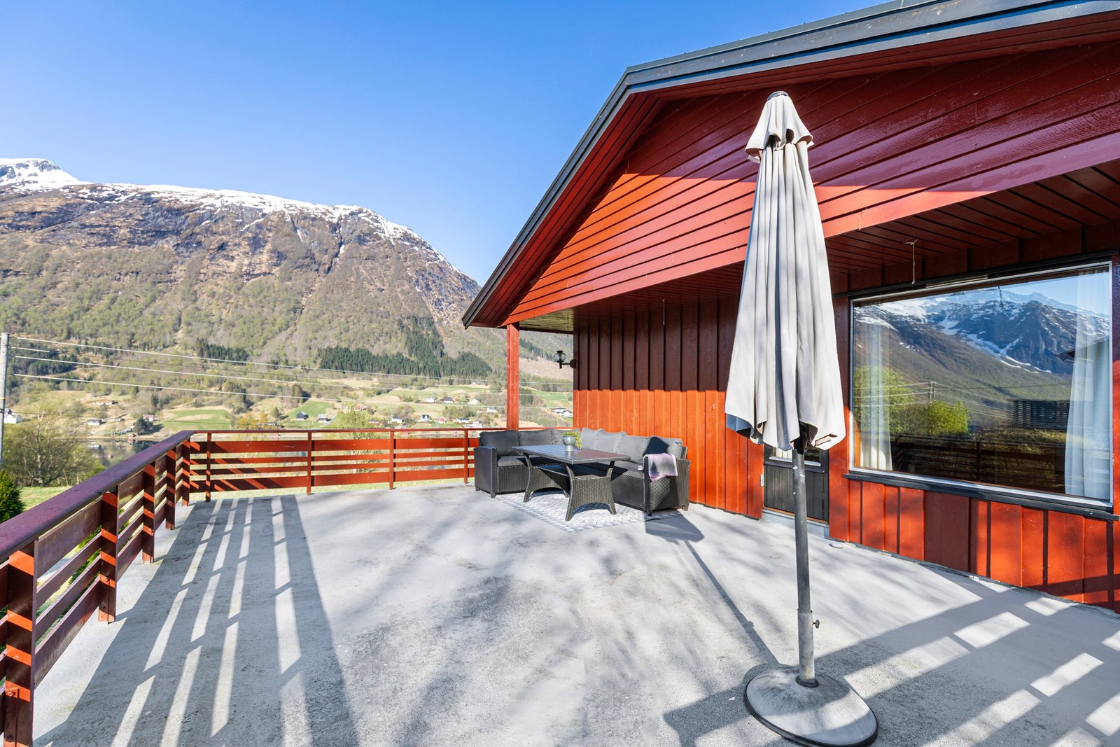 Romslig balkong mot sør. Galleribilde