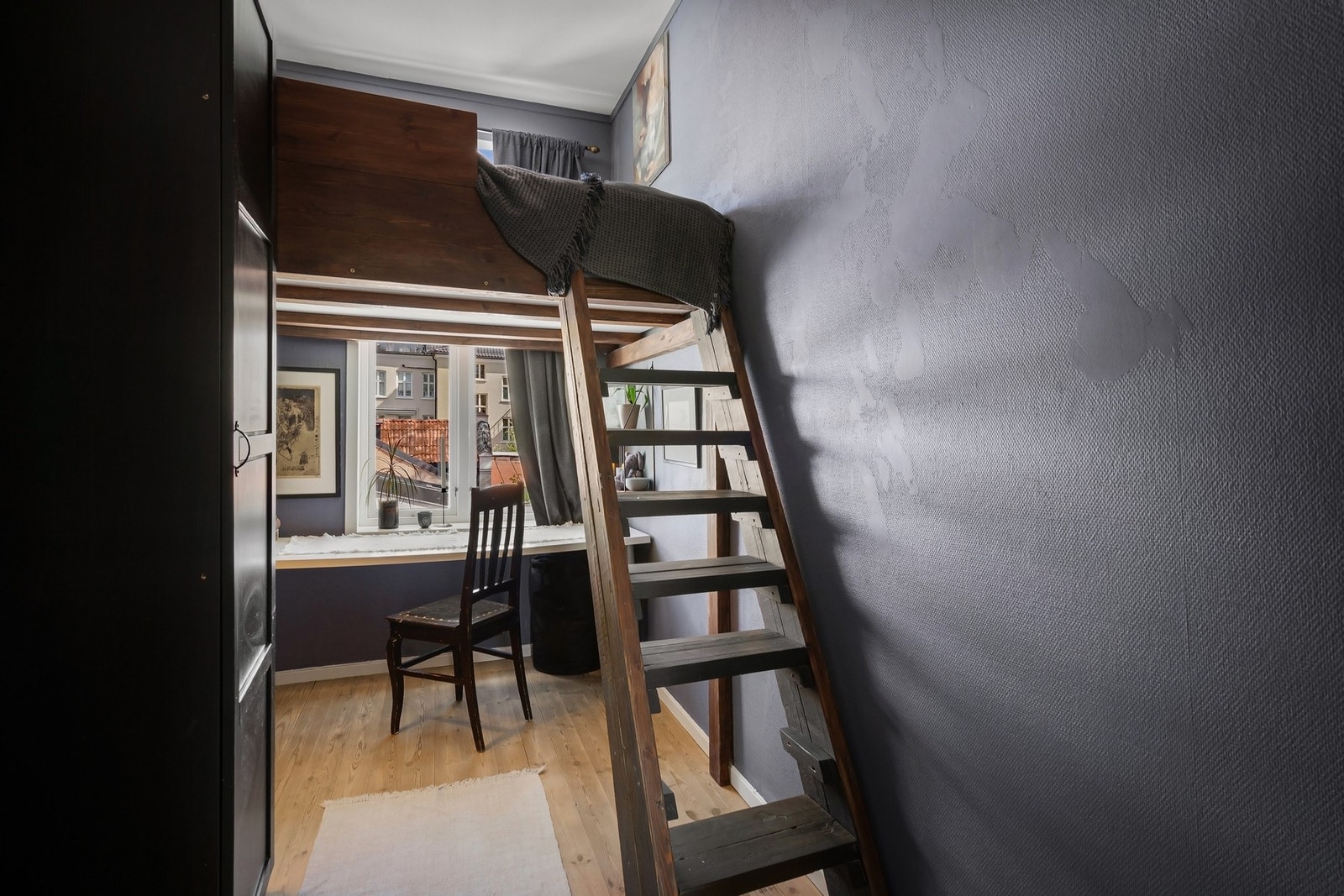 Plassbesparende hemseseng med stige og koselig arbeidskrok under. Galleribilde