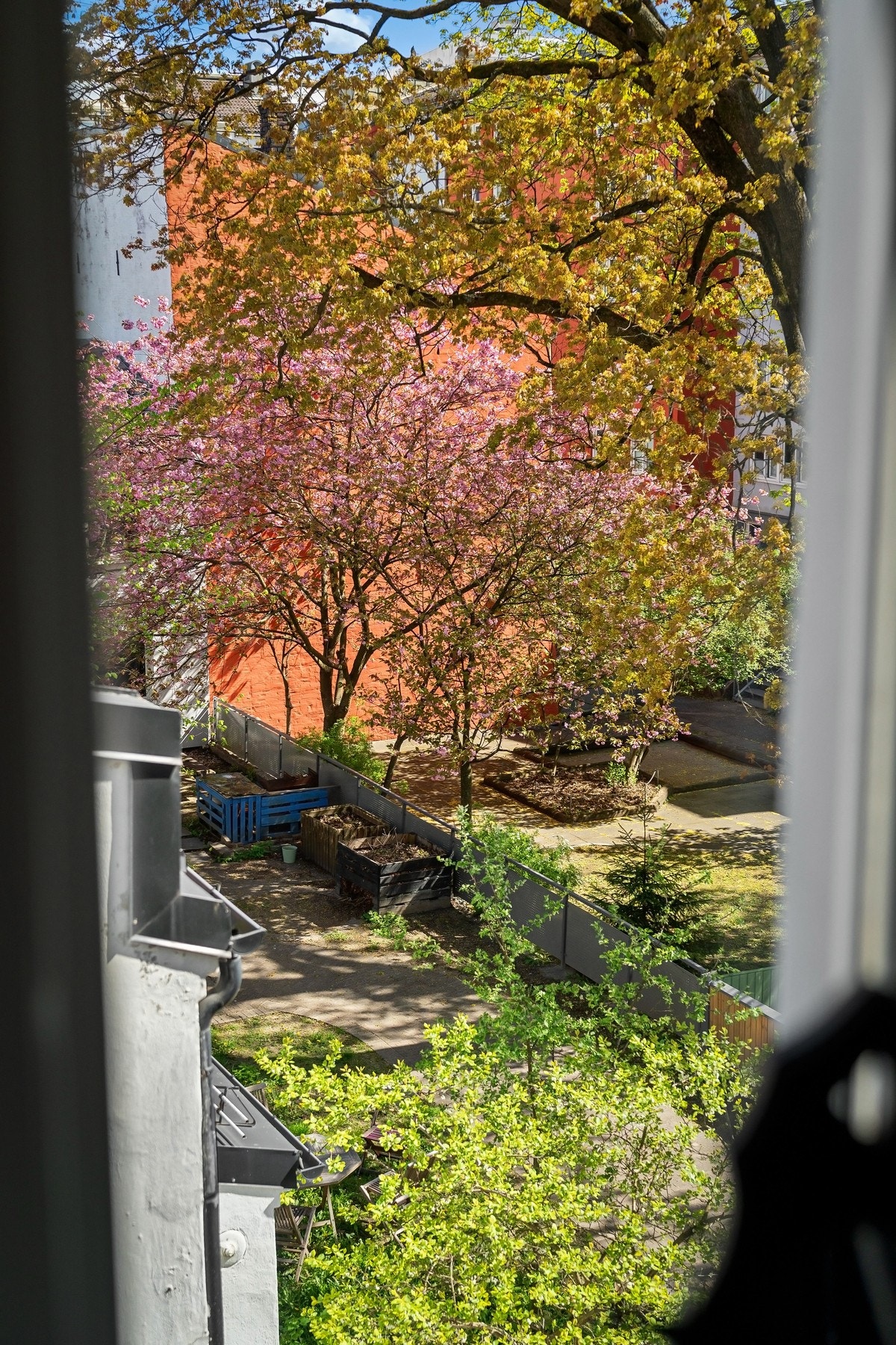 Fint utsyn fra soverommet til frodig bakhage. Galleribilde