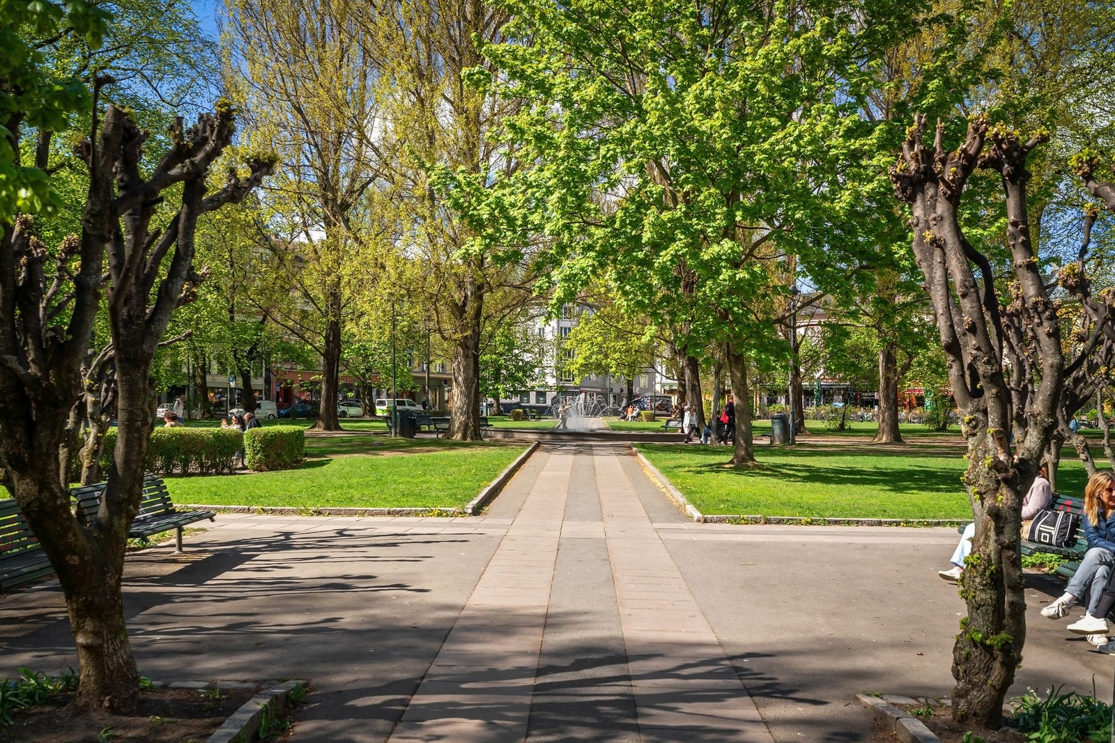 En pustepause midt i byen - Olaf Ryes plass. Galleribilde