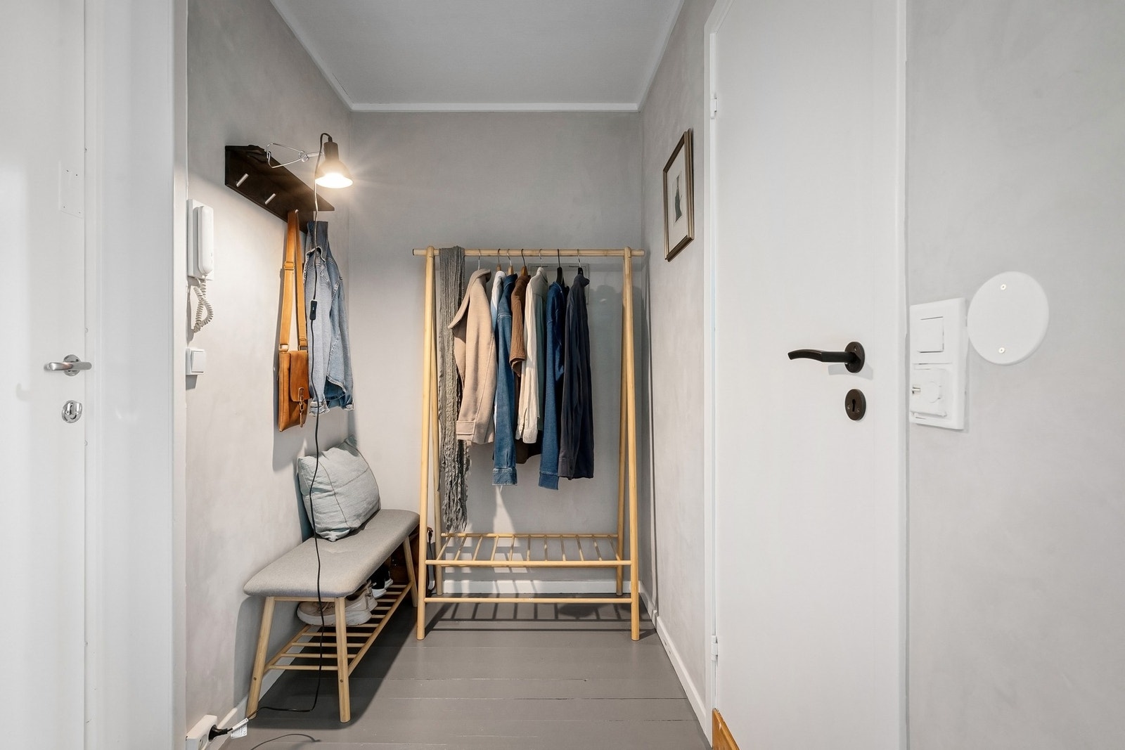 Stor og innbydende gang med god plass til oppheng av yttertøy og sko. Galleribilde