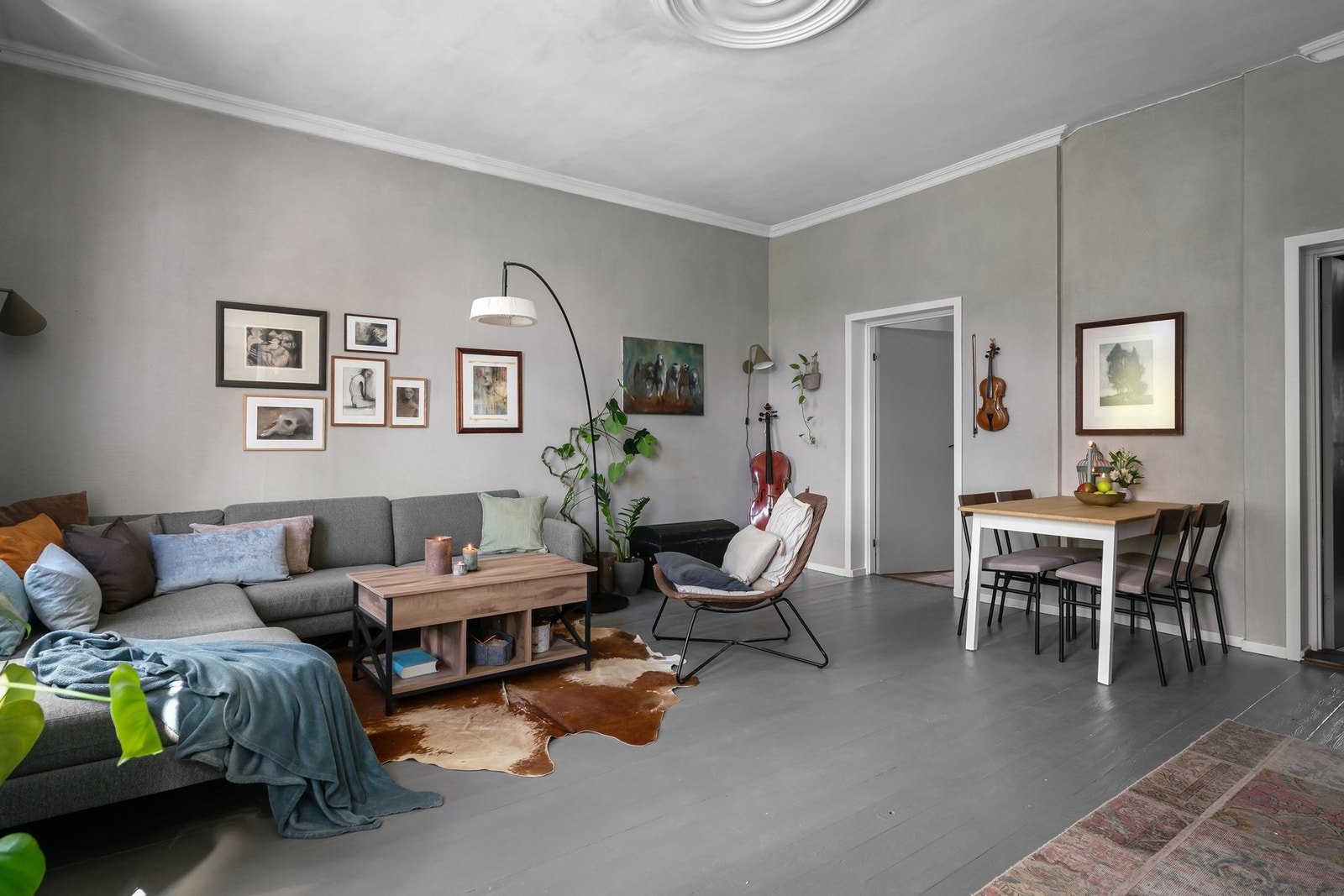 Stuen er av god størrelse som gir gode møbleringsmuligheter. Galleribilde