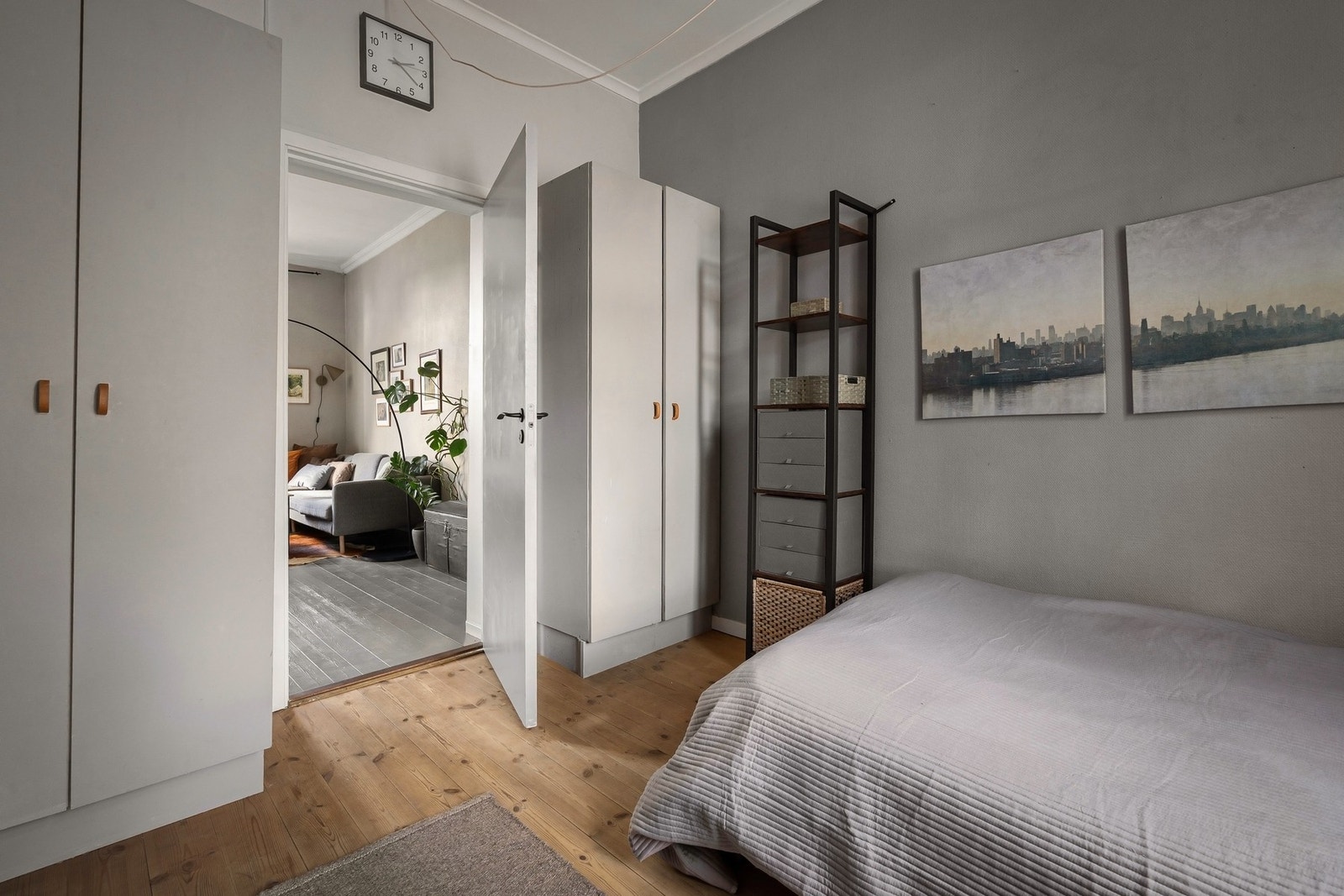 Soverom I har plass til dobbeltseng med nattbord, samt annet møblement om ønskelig. Galleribilde