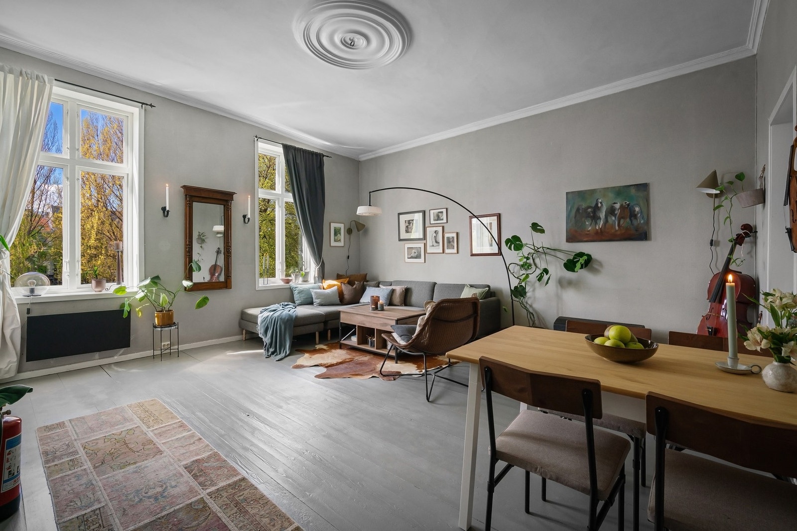 Dette er en stor og klassisk 3-roms selveier med gjennomgående planløsning i hjertet av Grünerløkka. Galleribilde