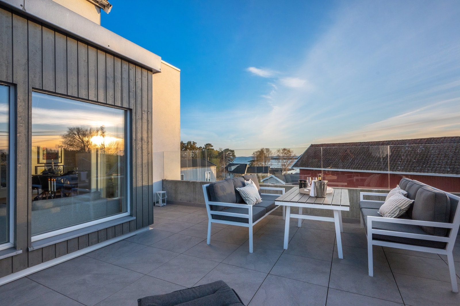 Fra hovedstuen er det utgang til en vestvendt terrasse på 29 kvm Galleribilde