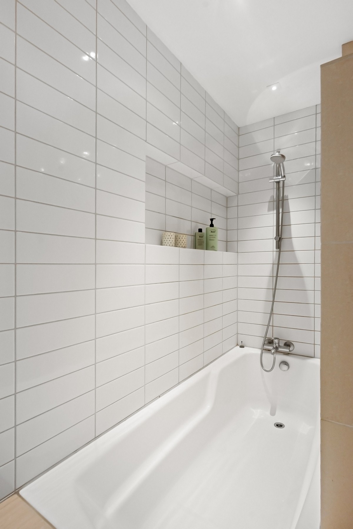 Badete er utstyrt med badekar, opplegg for vaskemaskin, veggmontert wc og baderomsinnredning Galleribilde