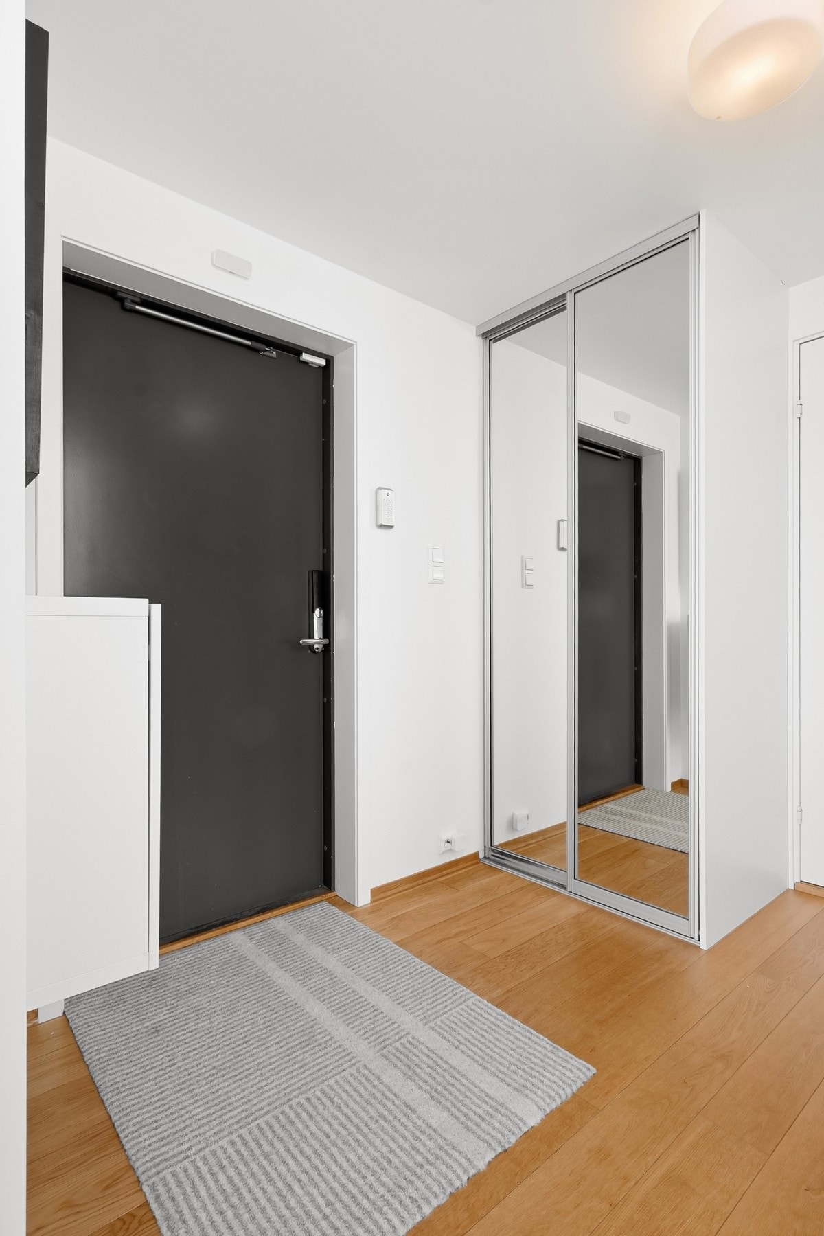 I entreen er det plass til garderobeskap som holder entreen ryddig og oversiktlig Galleribilde
