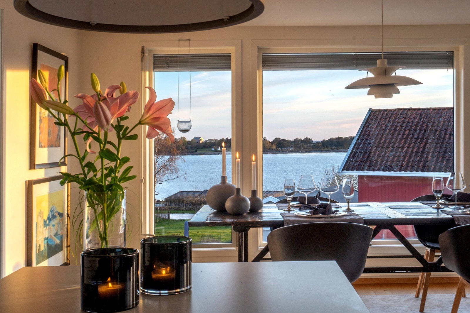 Et blikkfang som setter sitt preg på hele oppholdsrommet gjennom dagen og årstidene Galleribilde
