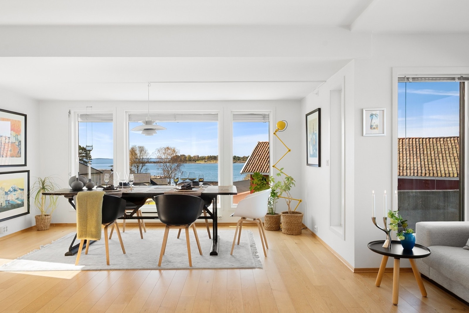 Det er god plass til sofa, spisebord og annet møblement Galleribilde