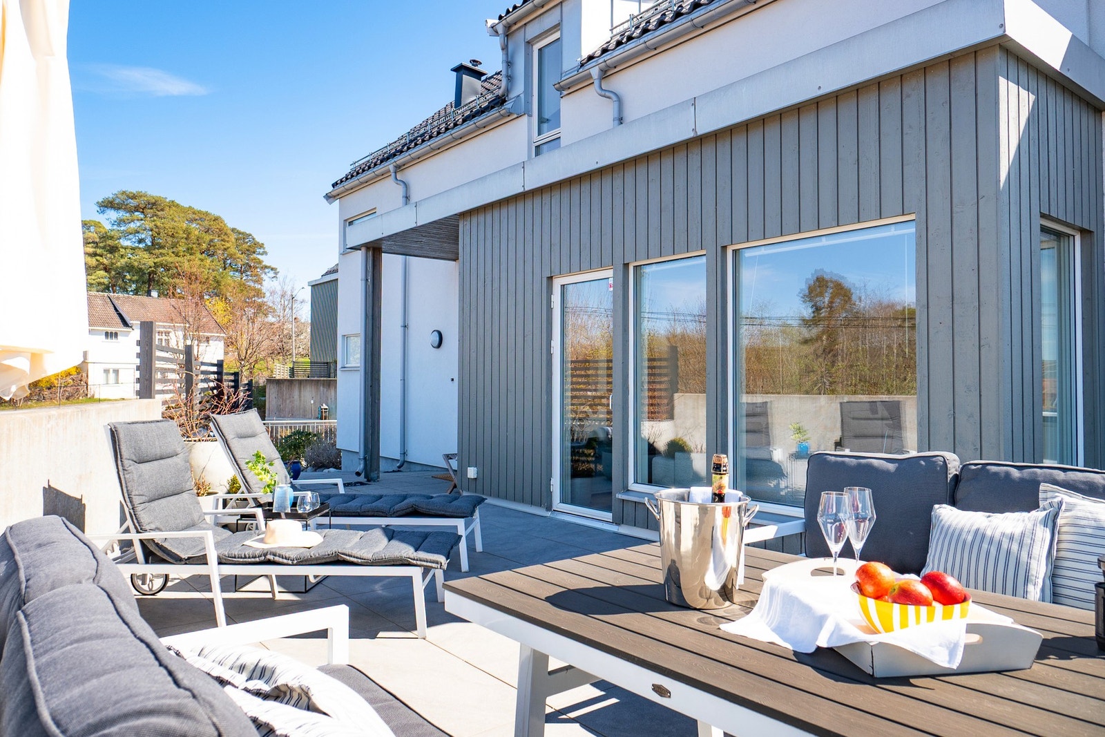Det er god plass til både spisegruppe, loungesone og solsenge Galleribilde