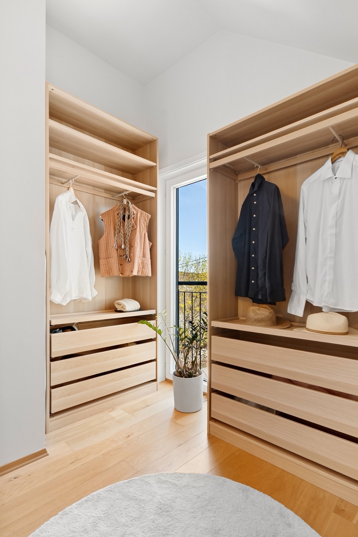 Begge soverommene har store vinduer Galleribilde