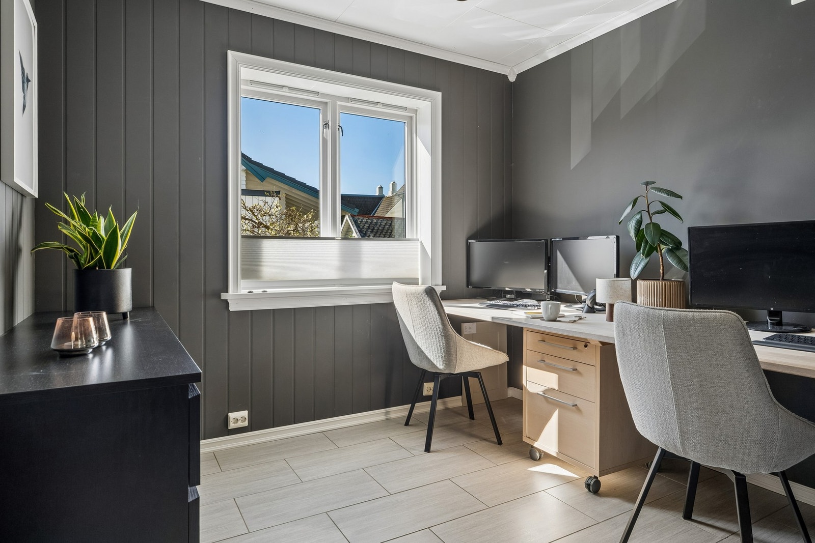Det er til saman 5 soverom i bustaden. Eit av soveroma ligg i hovudetasjen og er i dag nytta som kontor Galleribilde