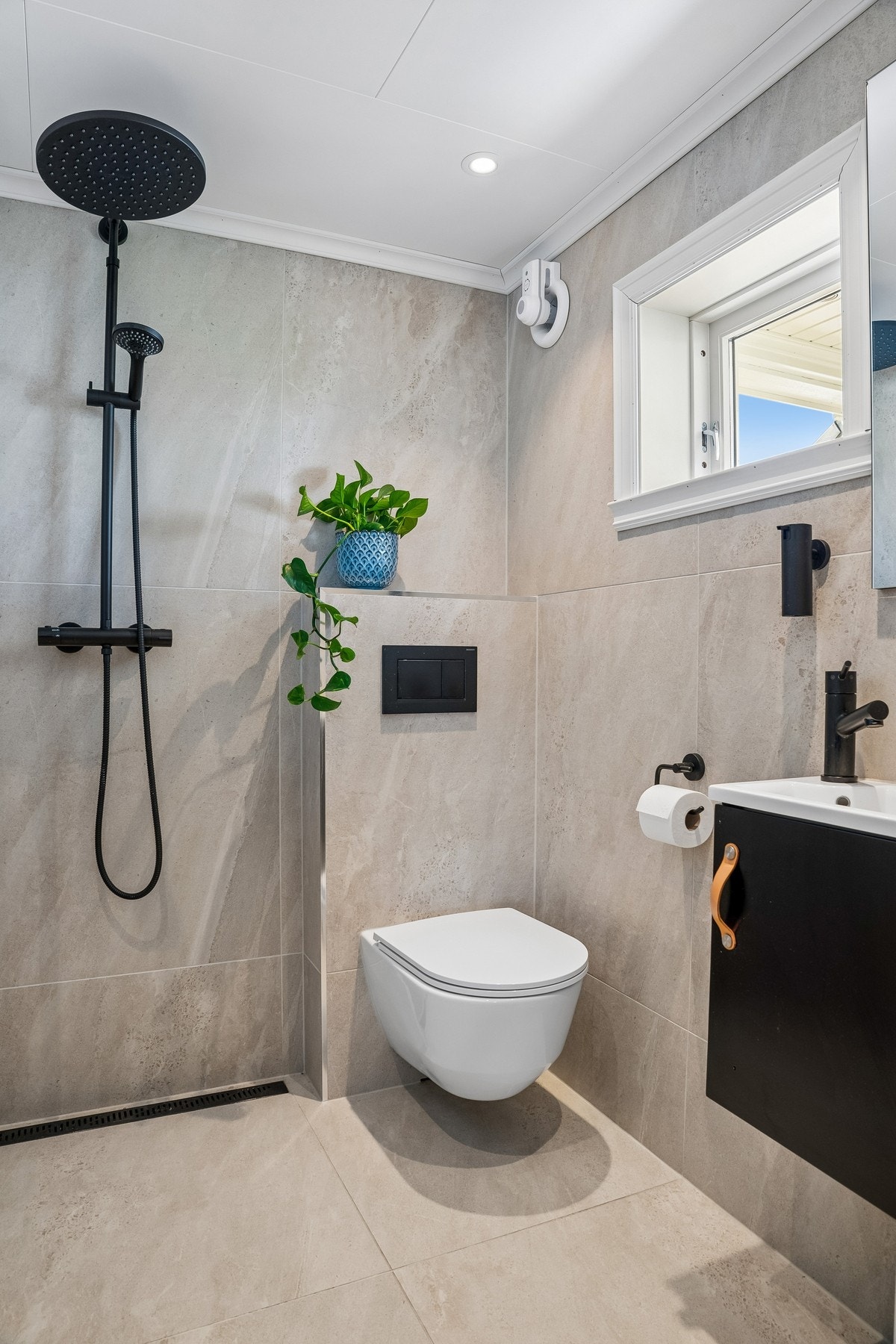 Det er 3 bad i bustaden, eit i kvar etasje. Badet i hovudetasjen ligg i tilknyting til inngangspartiet - ei god og familievenleg løysing Galleribilde
