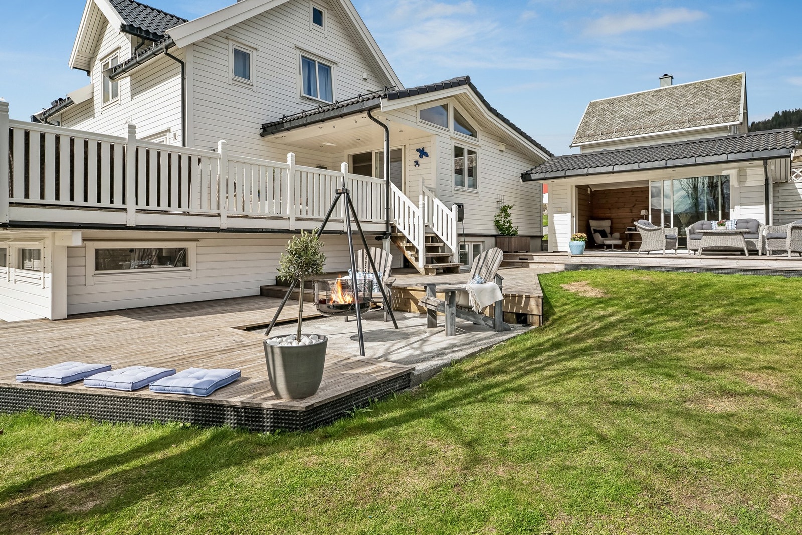 Hagestova har downlights, stor glasskyvedør og markterrasse og står fint til resten av bustaden og uteområdet Galleribilde