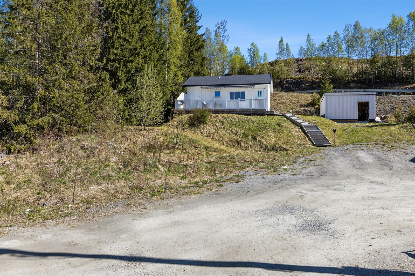 I tillegg til boligen er det et frittstående uthus på tomten for ekstra lagring. Galleribilde