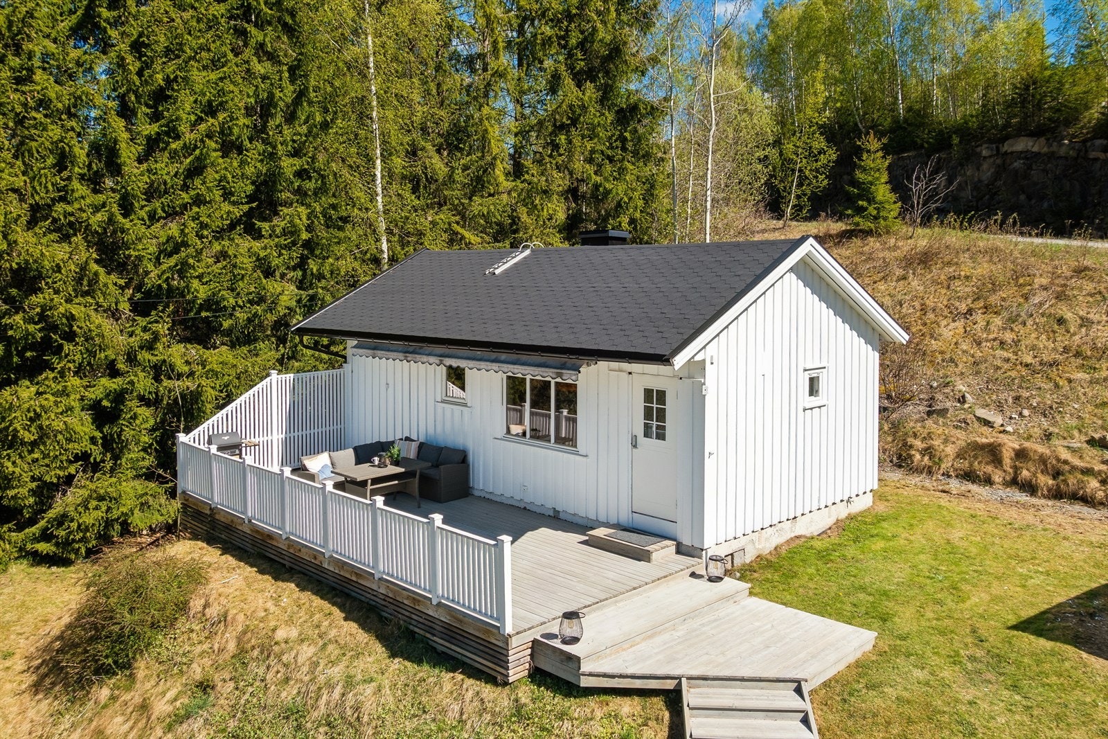 Boligen ligger på en skrånet tomt med gode utsiktsforhold. Galleribilde