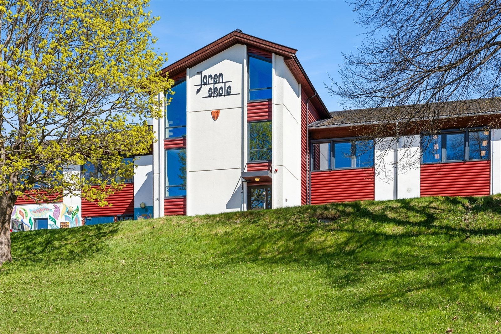 Hverdagslogistikken er enkel med kort vei til både barnehager og skoler, som Trintom og Jaren skole. Galleribilde