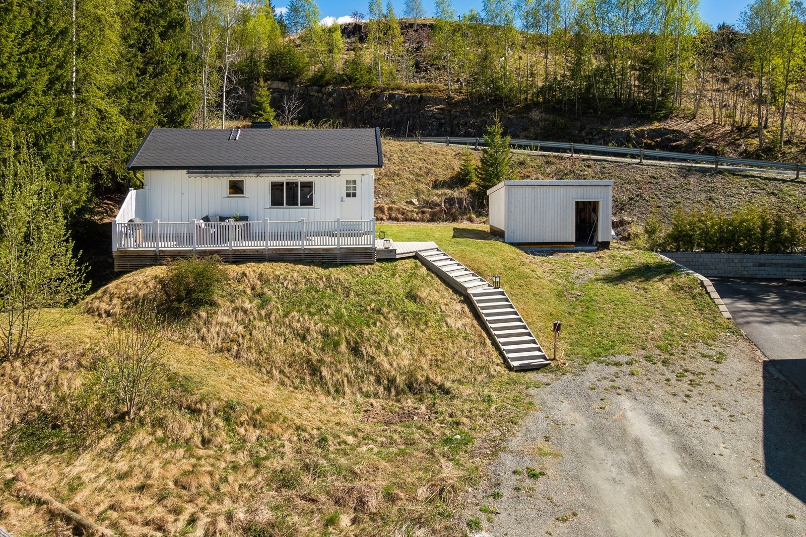 En arealeffektiv fritidsbolig med eneboligstandard, beliggende i et rolig og veletablert boligfelt. Tomten er regulert for boligformål og inkluderer et uthus fra 2025. Galleribilde