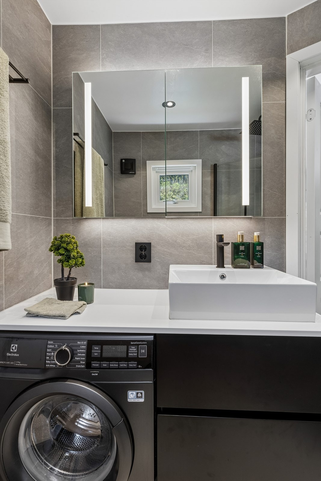 Badet har elektrisk gulvvarme for økt komfort, og det er klargjort med opplegg for vaskemaskin. Galleribilde