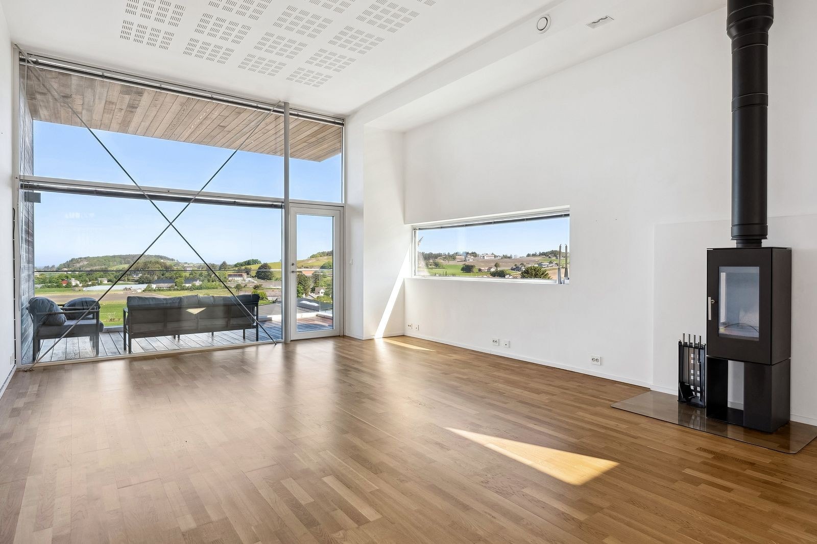 Romslig stue med fantastisk takhøyde. Galleribilde