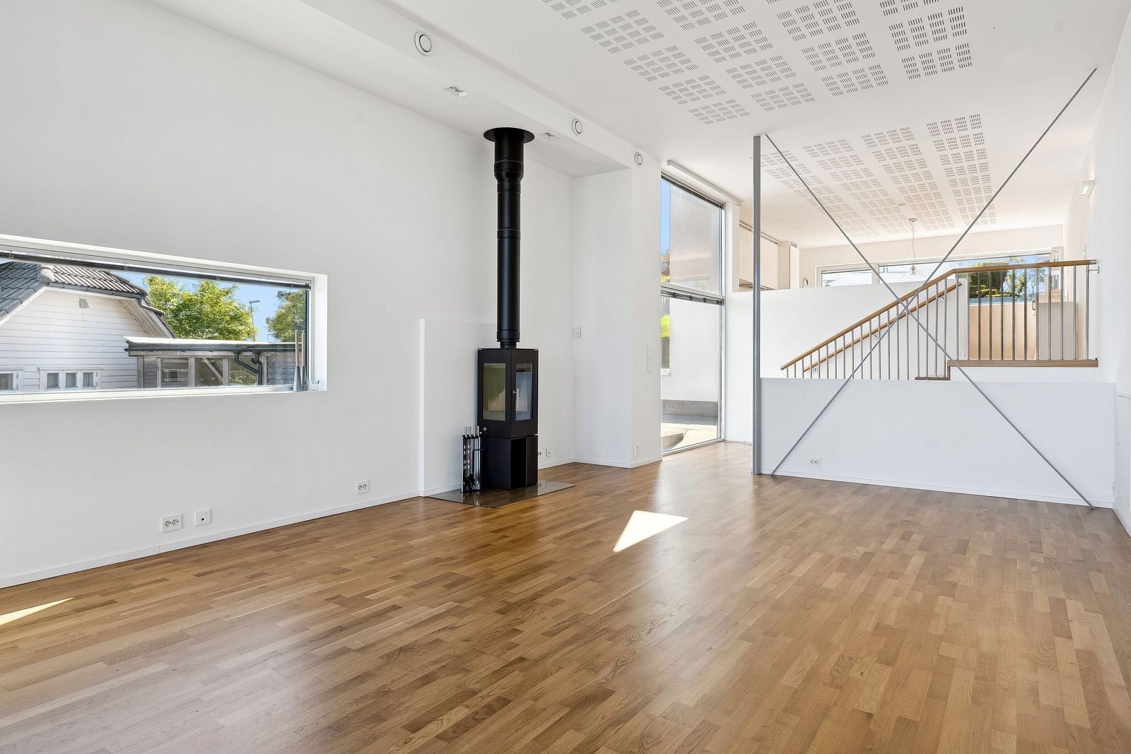Boligen har flere vindusflater, og oppleves lys og luftig. Galleribilde