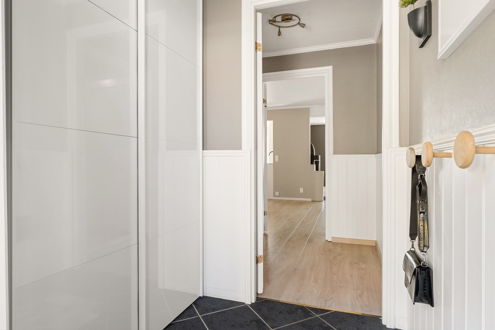 Gang med skyvedørs garderobe Galleribilde