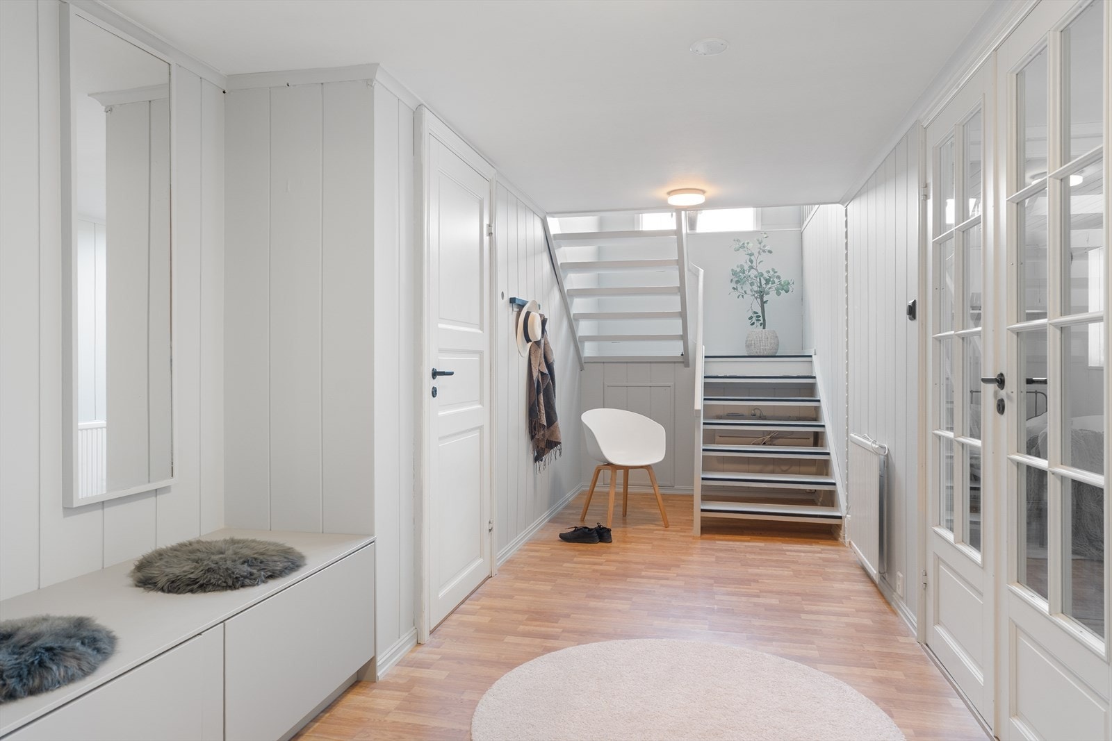 Trapp ned til lys og trivelig hall Galleribilde
